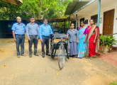 பயனாளி ஒருவருக்கு முச்சக்கர வண்டி வழங்கப்பட்டது